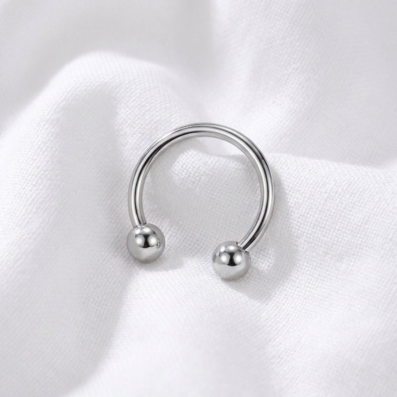 Fer a cheval septum argente 2 boules lisses — macro pose tissu blanc incline