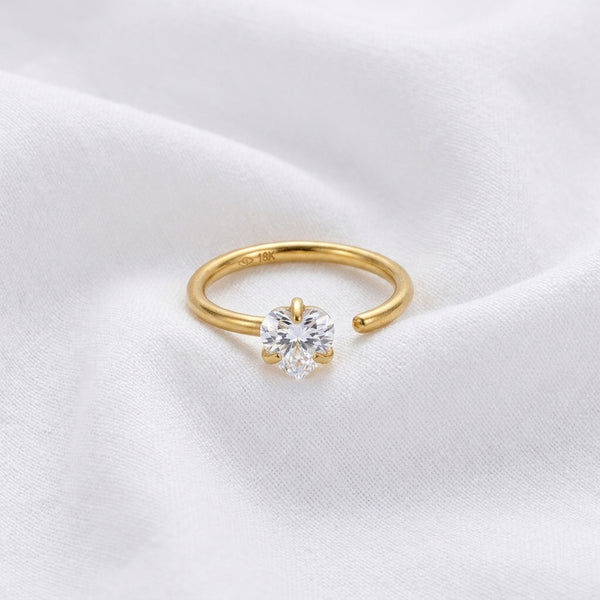 Piercing narine anneau dore zircon coeur — pose sur tissu coton blanc