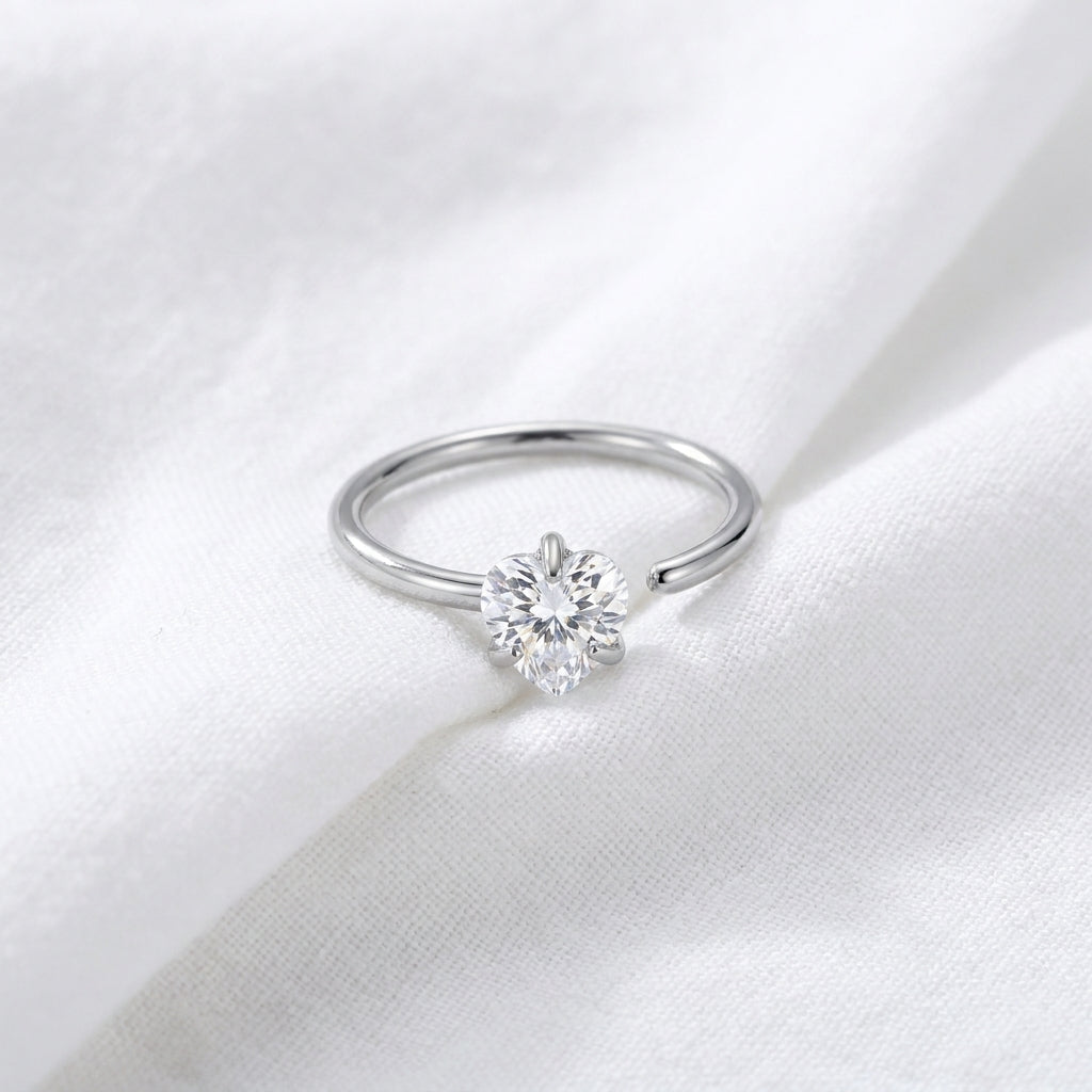 Piercing narine anneau argente zircon coeur — pose sur tissu blanc drape