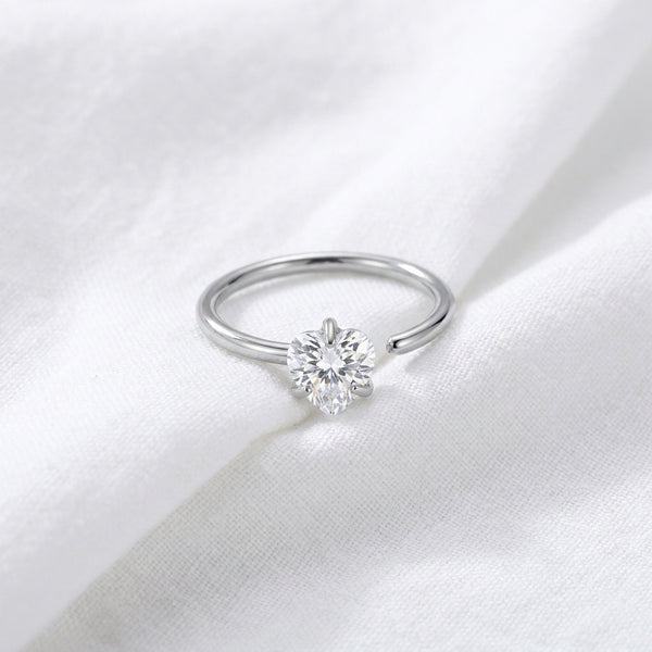 Piercing narine anneau argente zircon coeur — pose sur tissu blanc drape