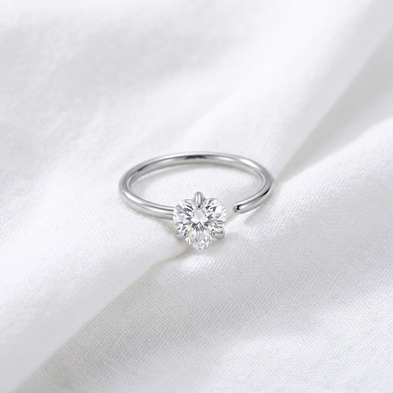 Piercing narine anneau argente zircon coeur — pose sur tissu blanc drape