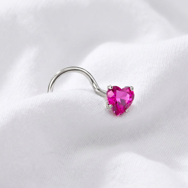 Vis nez argentee zircon coeur rose fuchsia — posee sur tissu blanc