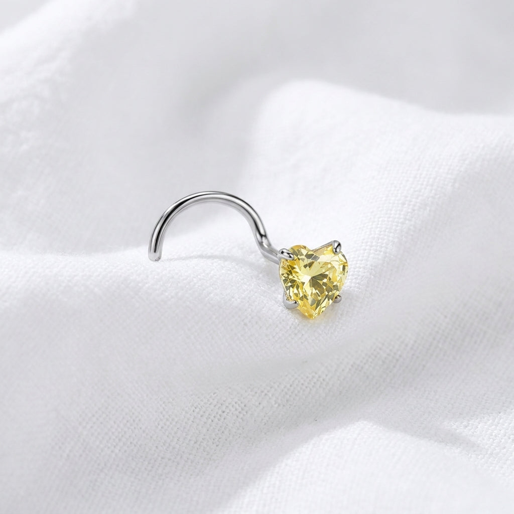 Vis nez argentee zircon coeur jaune citron — posee sur tissu blanc