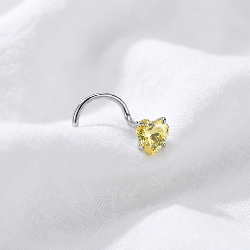 Vis nez argentee zircon coeur jaune citron — posee sur tissu blanc