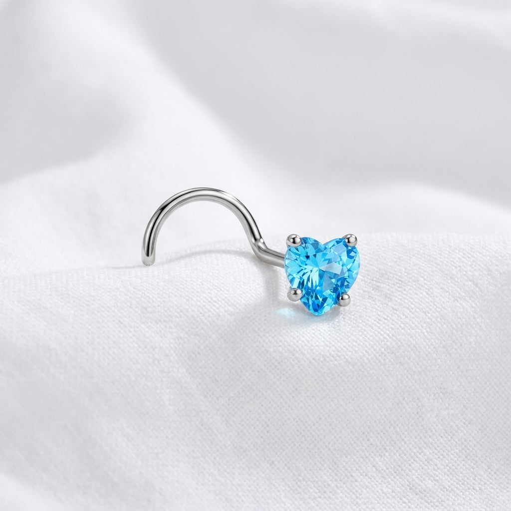 Vis nez argentee zircon coeur bleu turquoise — posee sur tissu blanc
