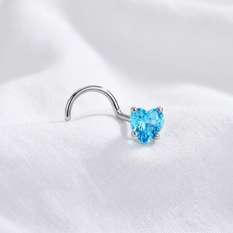 Vis nez argentee zircon coeur bleu turquoise — posee sur tissu blanc