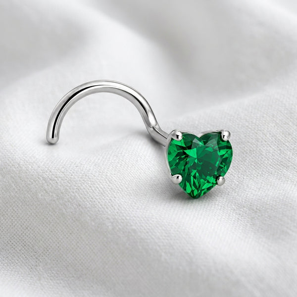Vis nez argentee zircon coeur vert emeraude — posee sur tissu blanc