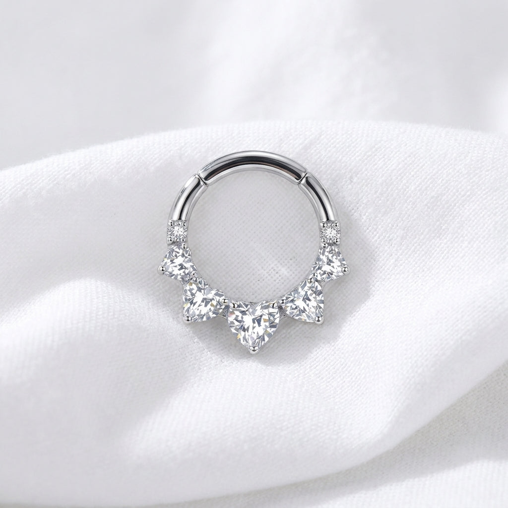 Piercing Daith anneau clicker doré, 5 cœurs et 2 zircons ronds - vue 2