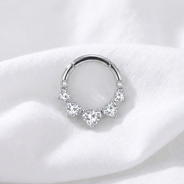 Piercing Daith anneau clicker doré, 5 cœurs et 2 zircons ronds - vue 2