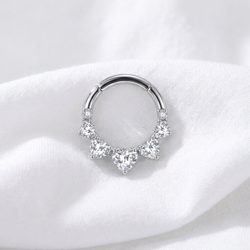 Piercing Daith anneau clicker doré, 5 cœurs et 2 zircons ronds - vue 2