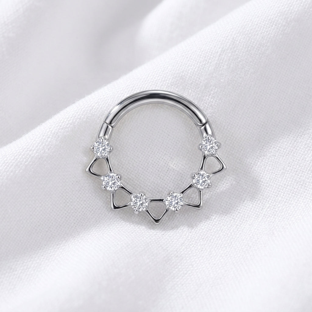 Piercing Daith Clicker Doré Zircons, Motif Ajouré Raffiné - vue 2