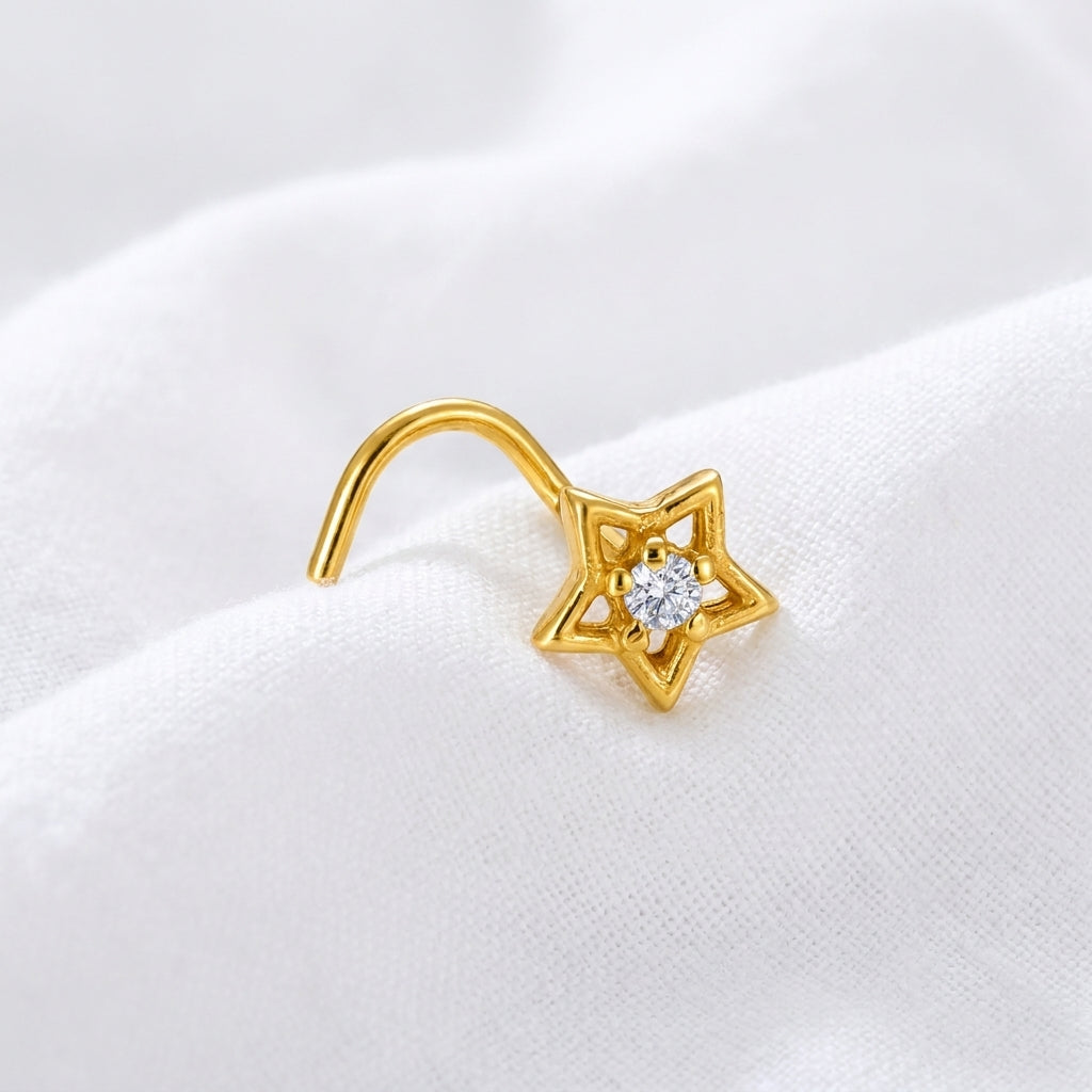 Clou nez dore etoile zircon — pose sur tissu blanc