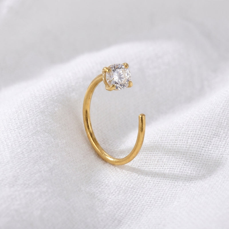 Anneau narine dore zircon solitaire — pose tissu blanc