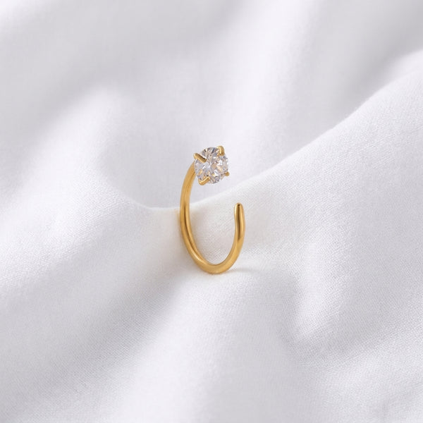 Anneau narine dore zircon solitaire lifestyle — pose tissu blanc