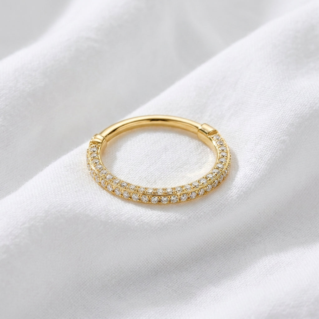 Anneau clicker dore 2 rangs micro-zircons pave — pose tissu blanc