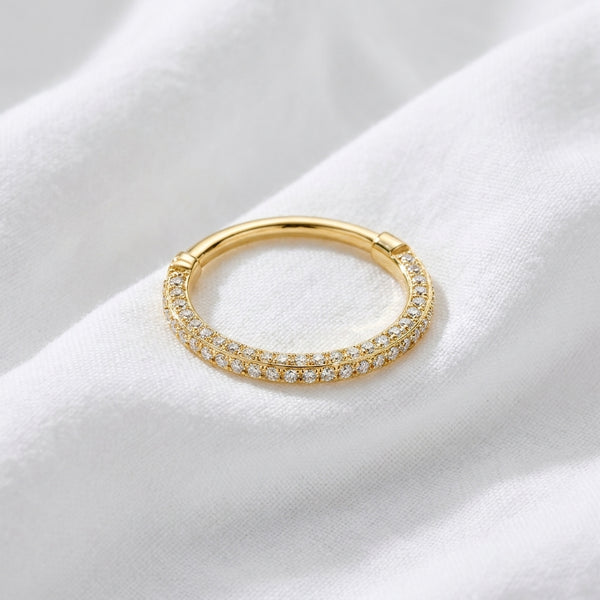 Anneau clicker dore 2 rangs micro-zircons pave — pose tissu blanc
