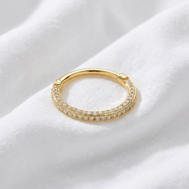 Anneau clicker dore 2 rangs micro-zircons pave — pose tissu blanc