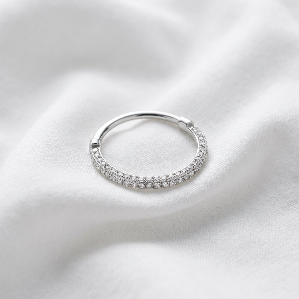 Anneau clicker argente 2 rangs micro-zircons pave — pose tissu blanc