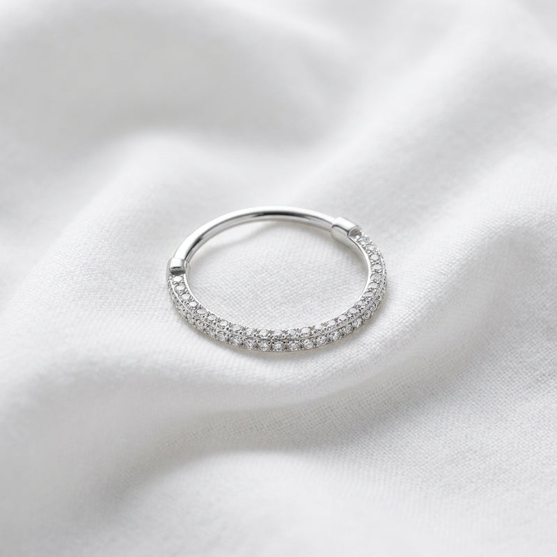 Anneau clicker argente 2 rangs micro-zircons pave — pose tissu blanc