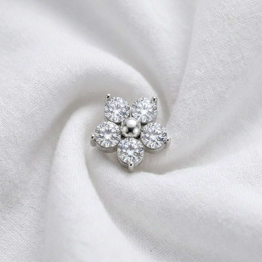 Tete fleur 4 petales zircons argentee — macro pose tissu blanc