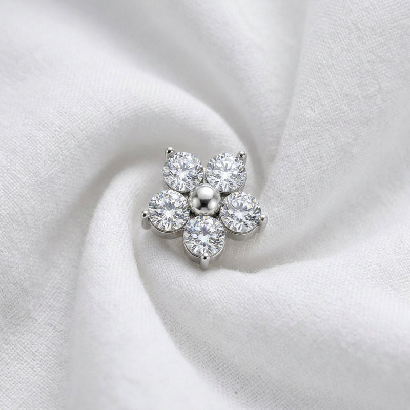 Tete fleur 4 petales zircons argentee — macro pose tissu blanc
