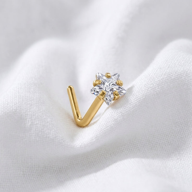 Clou en L dore etoile zircon marquise — pose sur tissu blanc