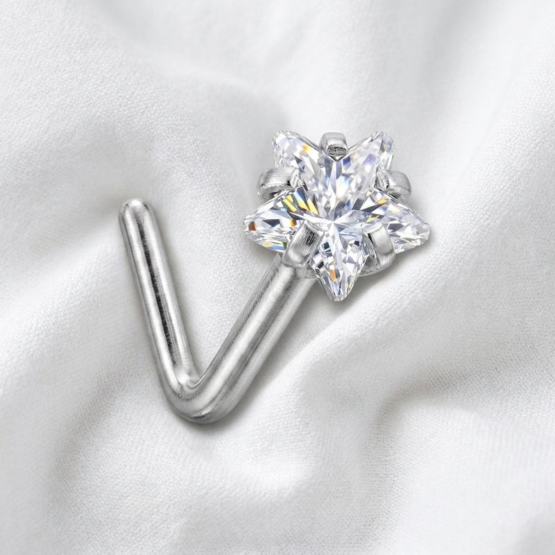 Clou en L argente etoile zircon marquise — pose sur tissu blanc