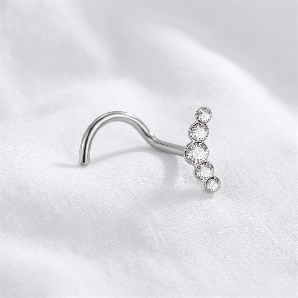 Vis de nez argentee barre 5 zircons bezel — posee sur tissu blanc