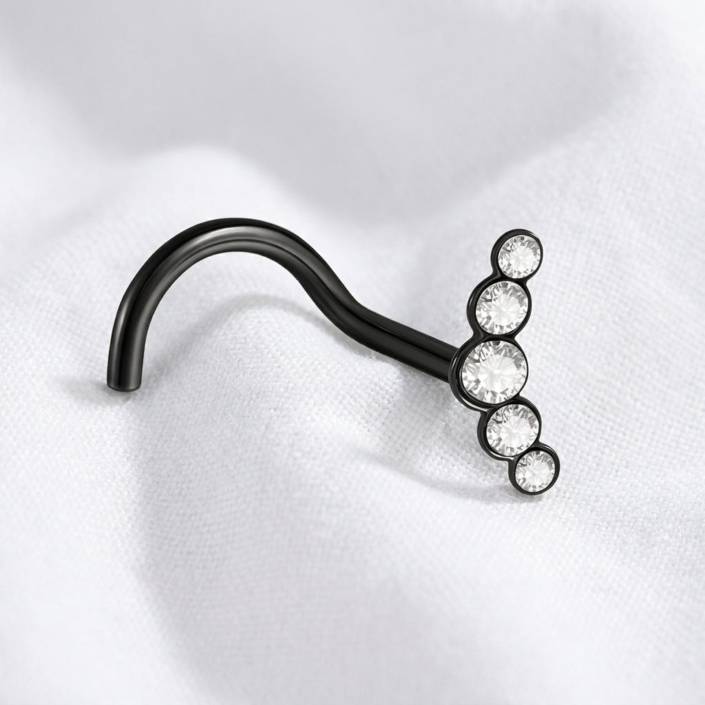 Vis de nez noire barre 5 zircons bezel — posee sur tissu blanc