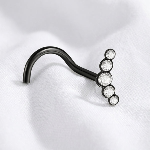 Vis de nez noire barre 5 zircons bezel — posee sur tissu blanc