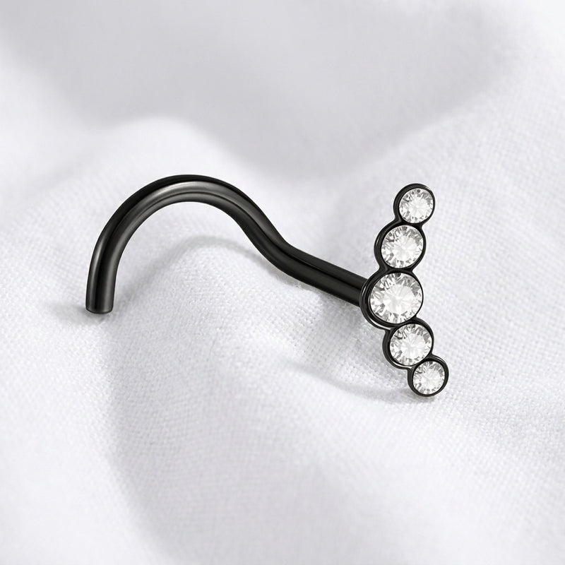 Vis de nez noire barre 5 zircons bezel — posee sur tissu blanc