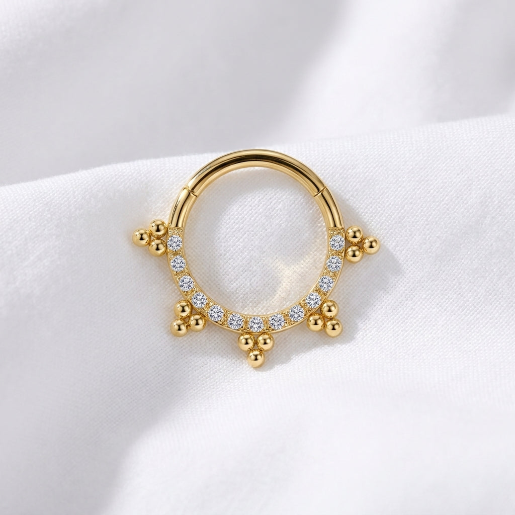 Anneau clicker dore arc zircons grappes boules — pose tissu blanc