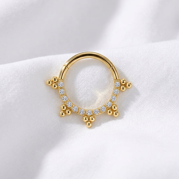 Anneau clicker dore arc zircons grappes boules — pose tissu blanc