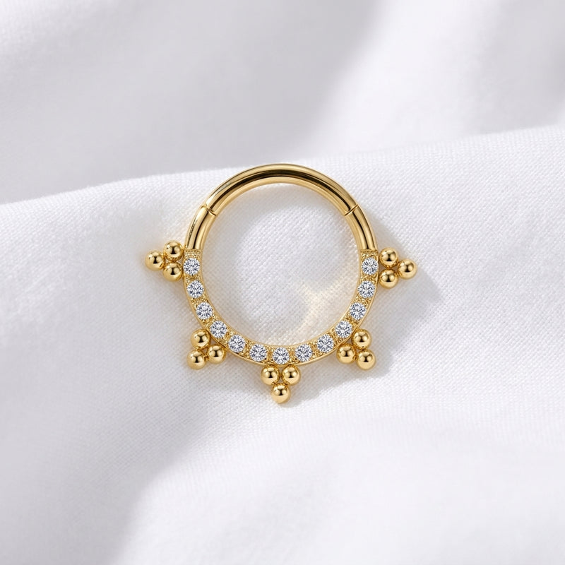 Anneau clicker dore arc zircons grappes boules — pose tissu blanc
