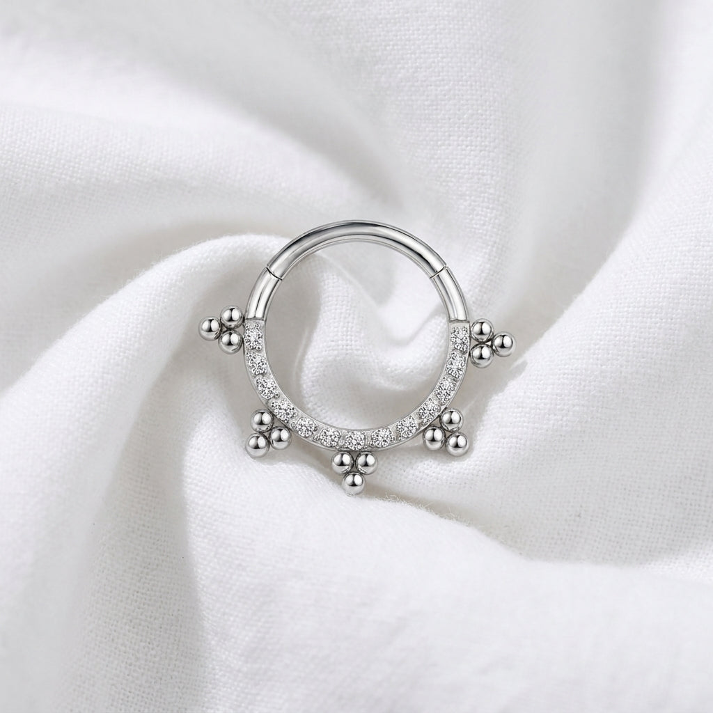 Anneau clicker argente arc zircons 5 grappes boules — pose tissu blanc