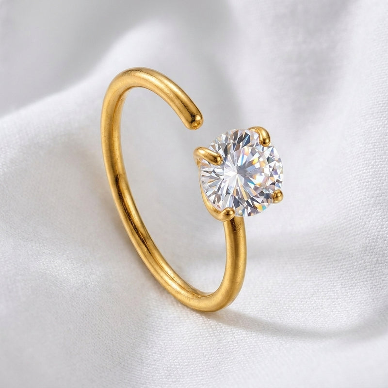Anneau nez dore zircon brillant — pose sur tissu blanc drape