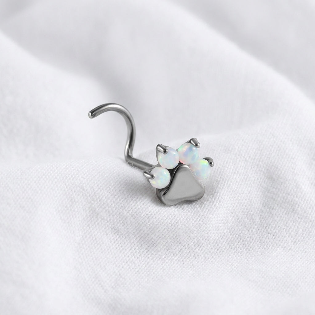 Vis argentee patte chat opale blanc — posee sur tissu blanc