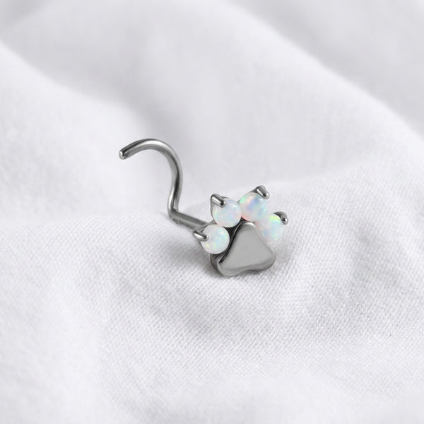 Vis argentee patte chat opale blanc — posee sur tissu blanc