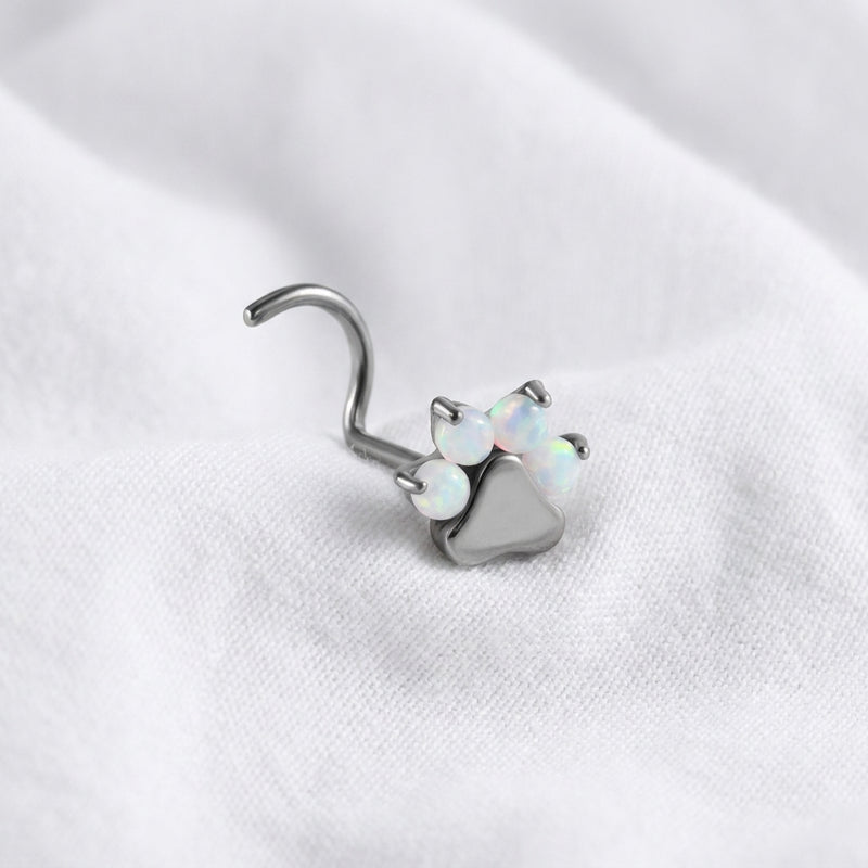 Vis argentee patte chat opale blanc — posee sur tissu blanc