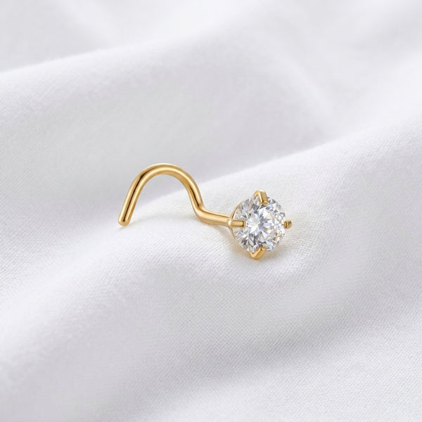 Vis nez doree solitaire zircon brillant — posee sur tissu blanc