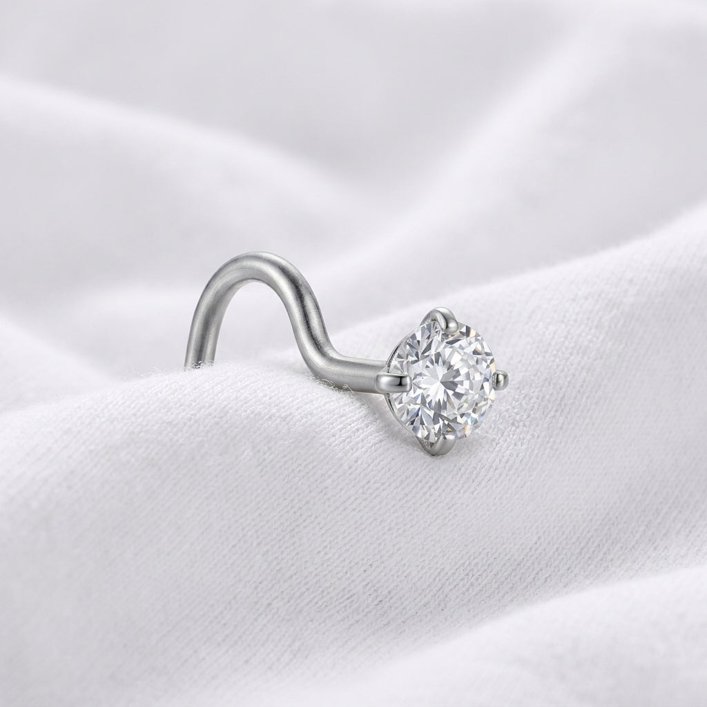 Vis nez argentee solitaire zircon brillant — posee sur tissu blanc