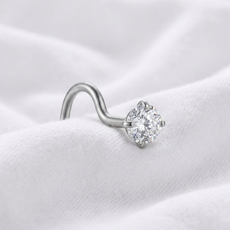 Vis nez argentee solitaire zircon brillant — posee sur tissu blanc