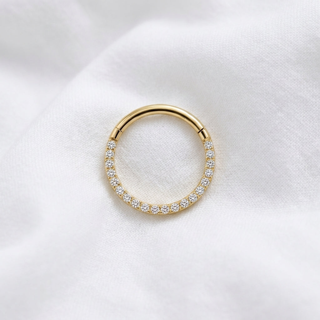 Anneau clicker dore demi-arc pave zircons blancs — pose tissu blanc