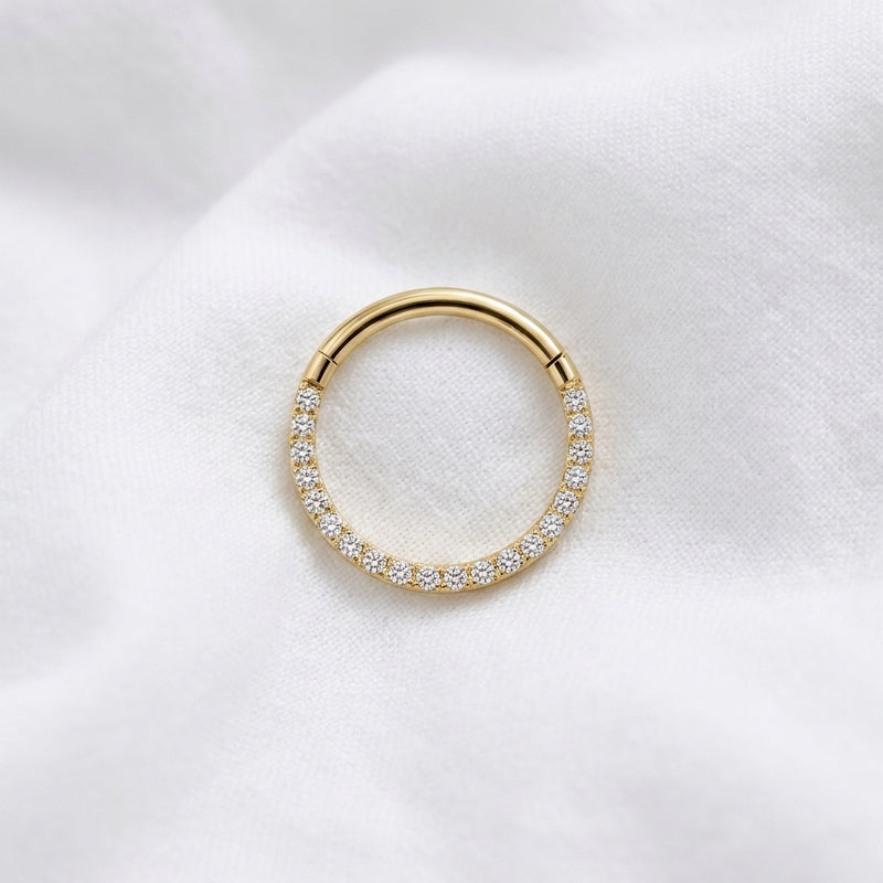 Anneau clicker dore demi-arc pave zircons blancs — pose tissu blanc