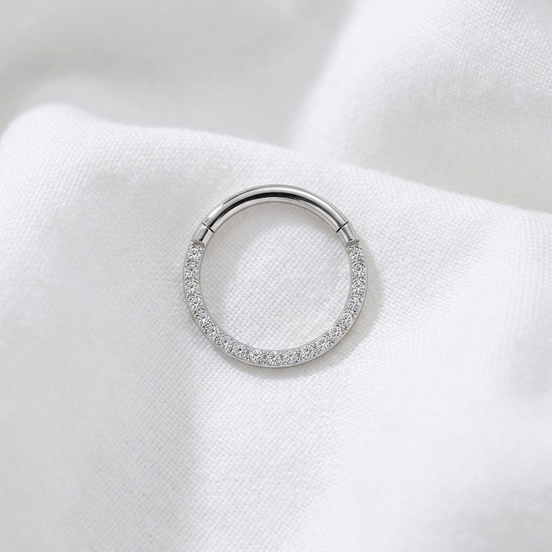 Anneau clicker argente demi-arc pave zircons blancs — pose tissu blanc