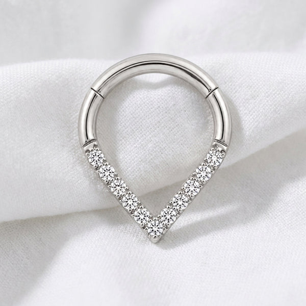Anneau clicker argente forme poire base V zircons — pose tissu blanc