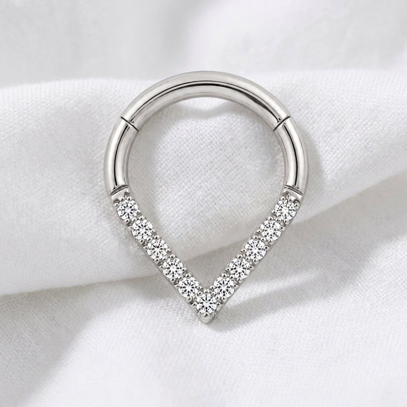 Anneau clicker argente forme poire base V zircons — pose tissu blanc
