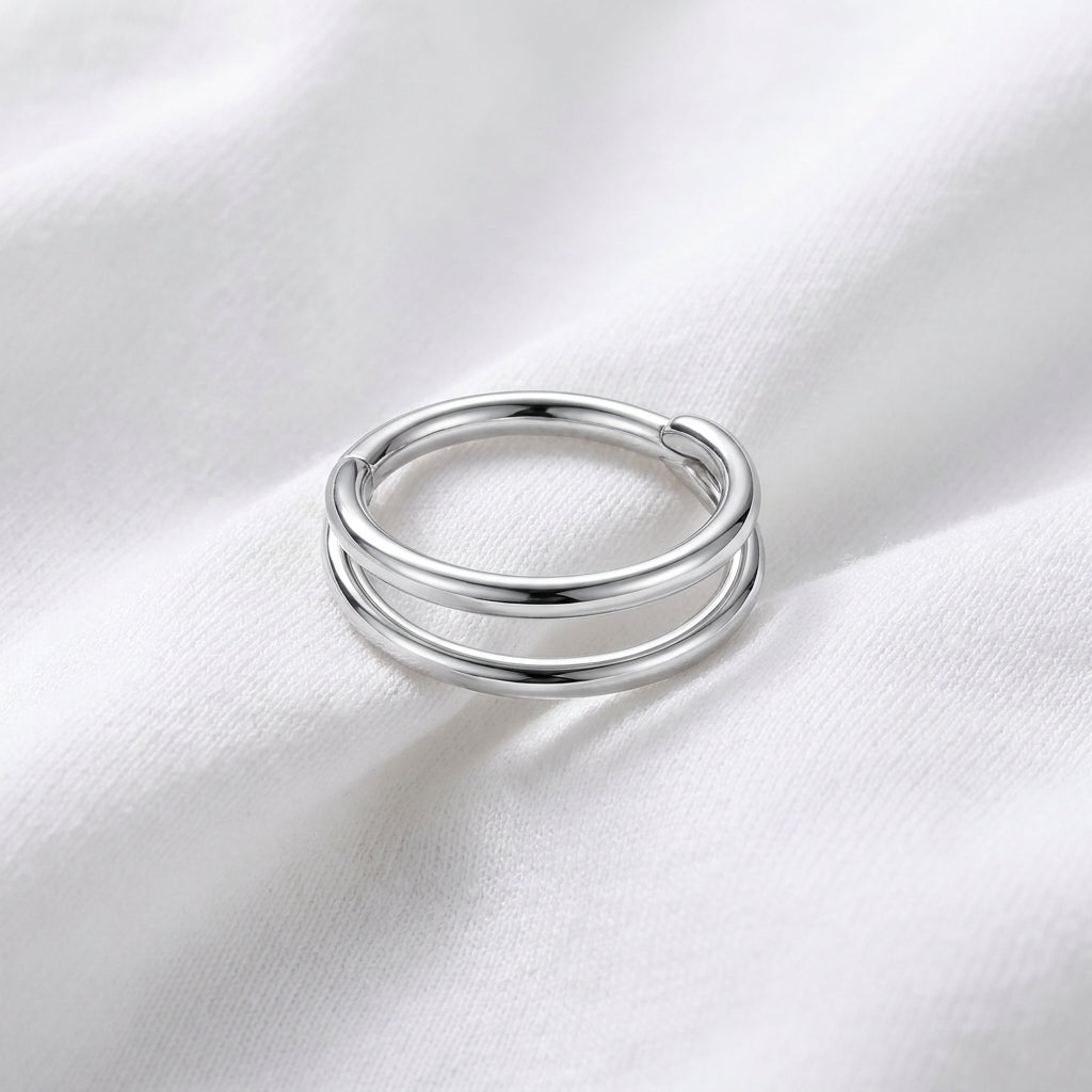 Anneau double clicker argente lisse minimaliste — pose tissu blanc