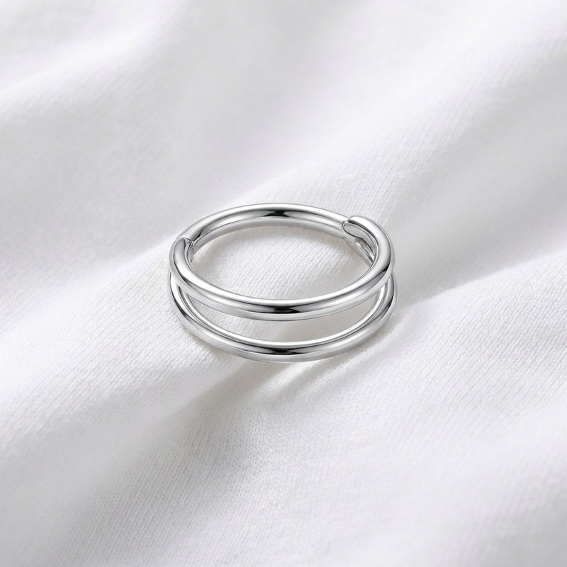 Anneau double clicker argente lisse minimaliste — pose tissu blanc