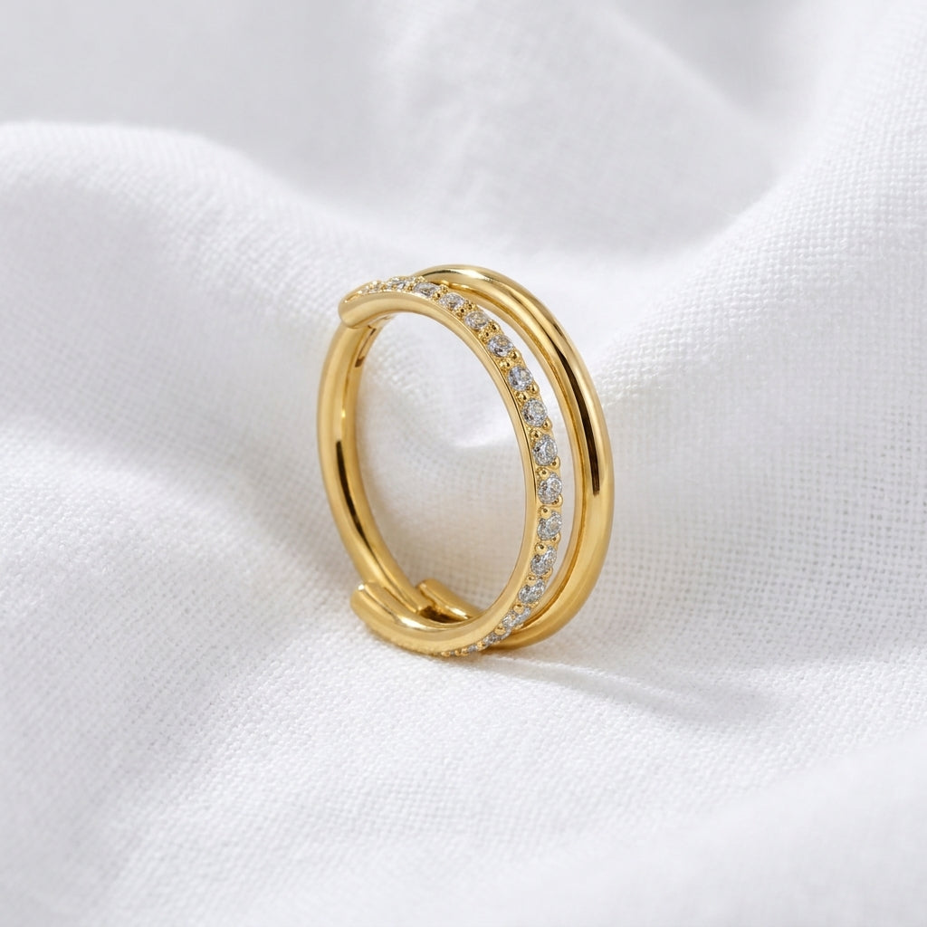 Anneau double dore lisse et pave zircons — pose tissu blanc